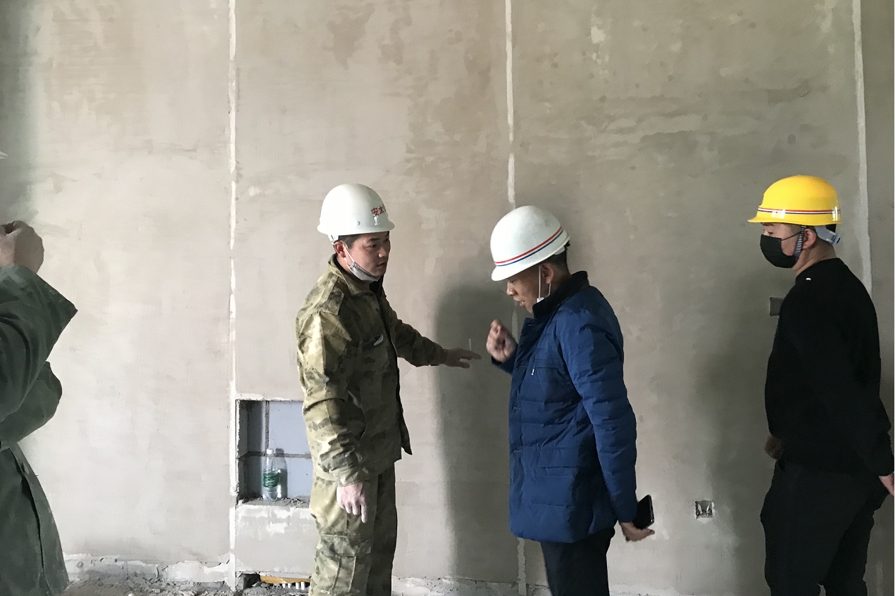 公司劉總親臨輕質抹灰石膏的施工現場